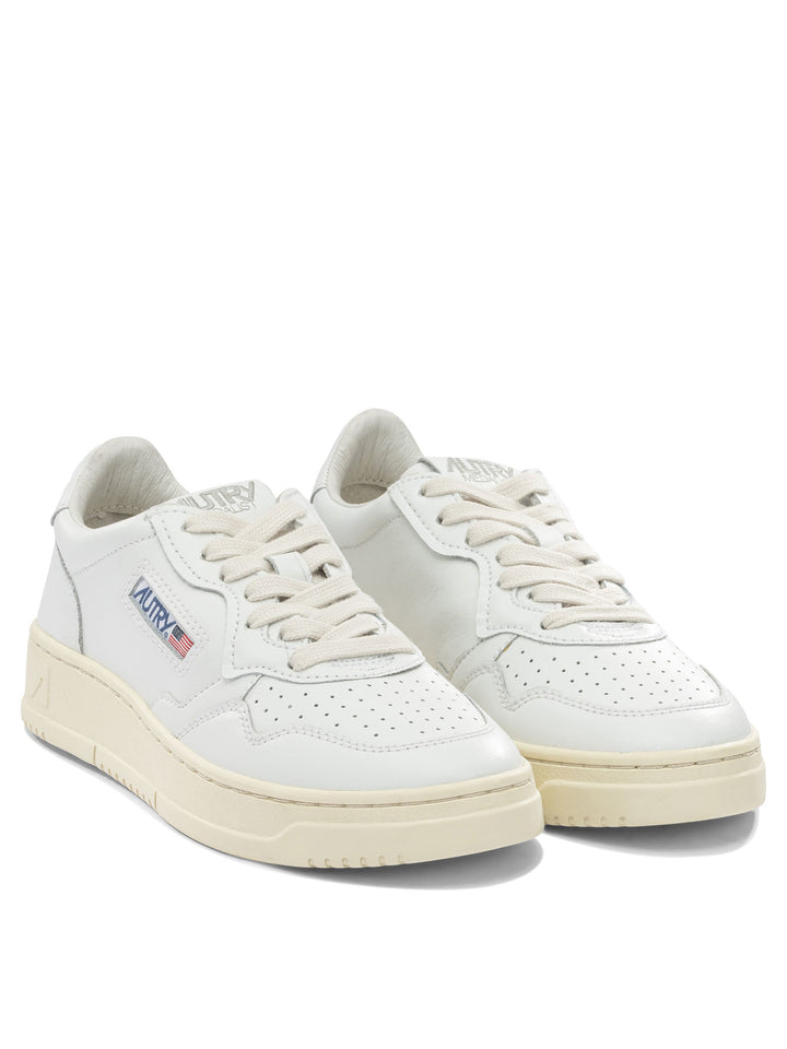 Autry Medalist Low Sneakers & Slip-On - White | f6ccd083e23faf18b755b04ec5c87b2e7e3d94de