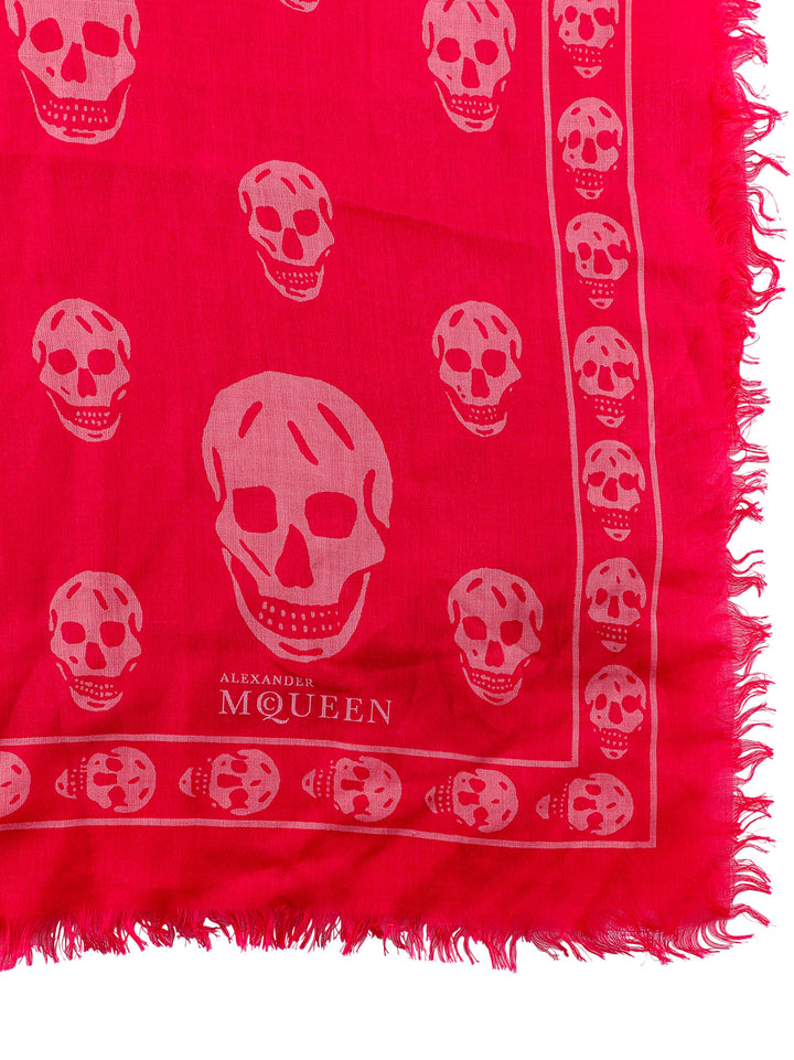 Scarf with iconic skulls print