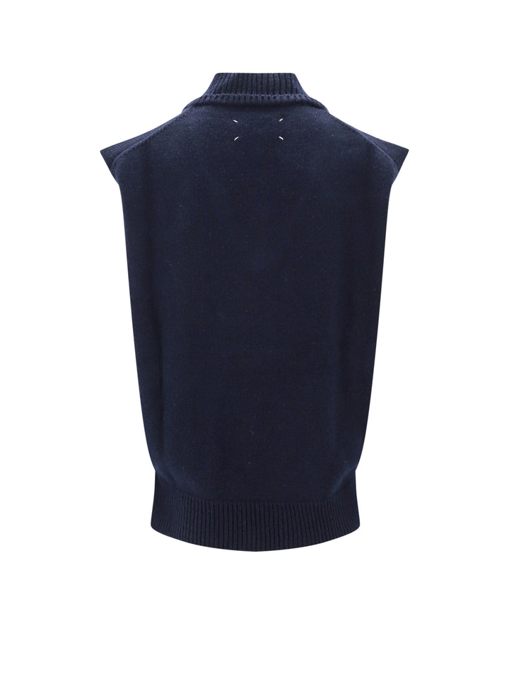 Wool, linen and cotton vest.  The peculiarity of this garment is given by fabric raw cutted that tends to ladder