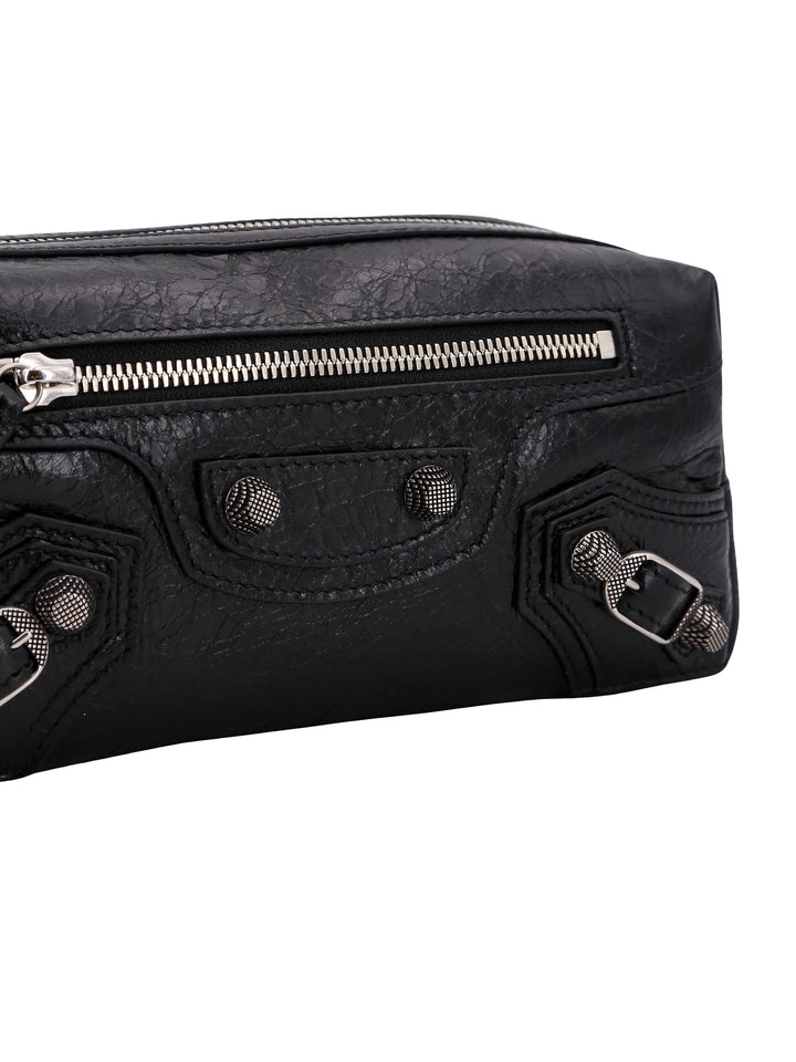 Patent leather beauty case with leather details