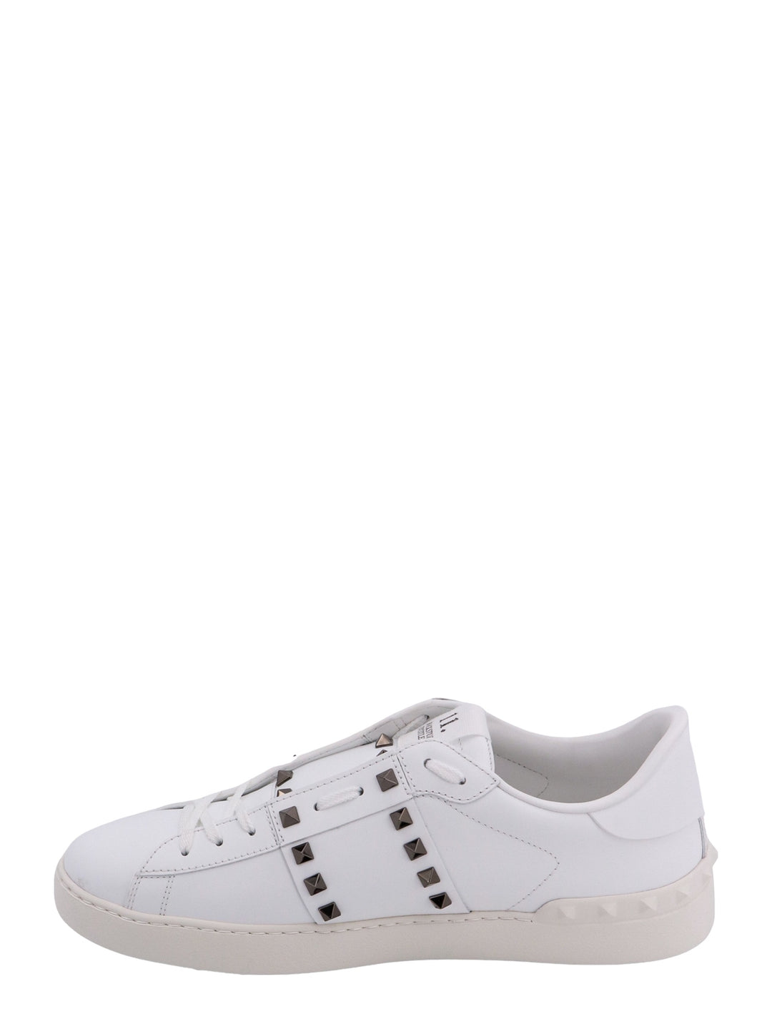 Leather sneakers with iconic studs