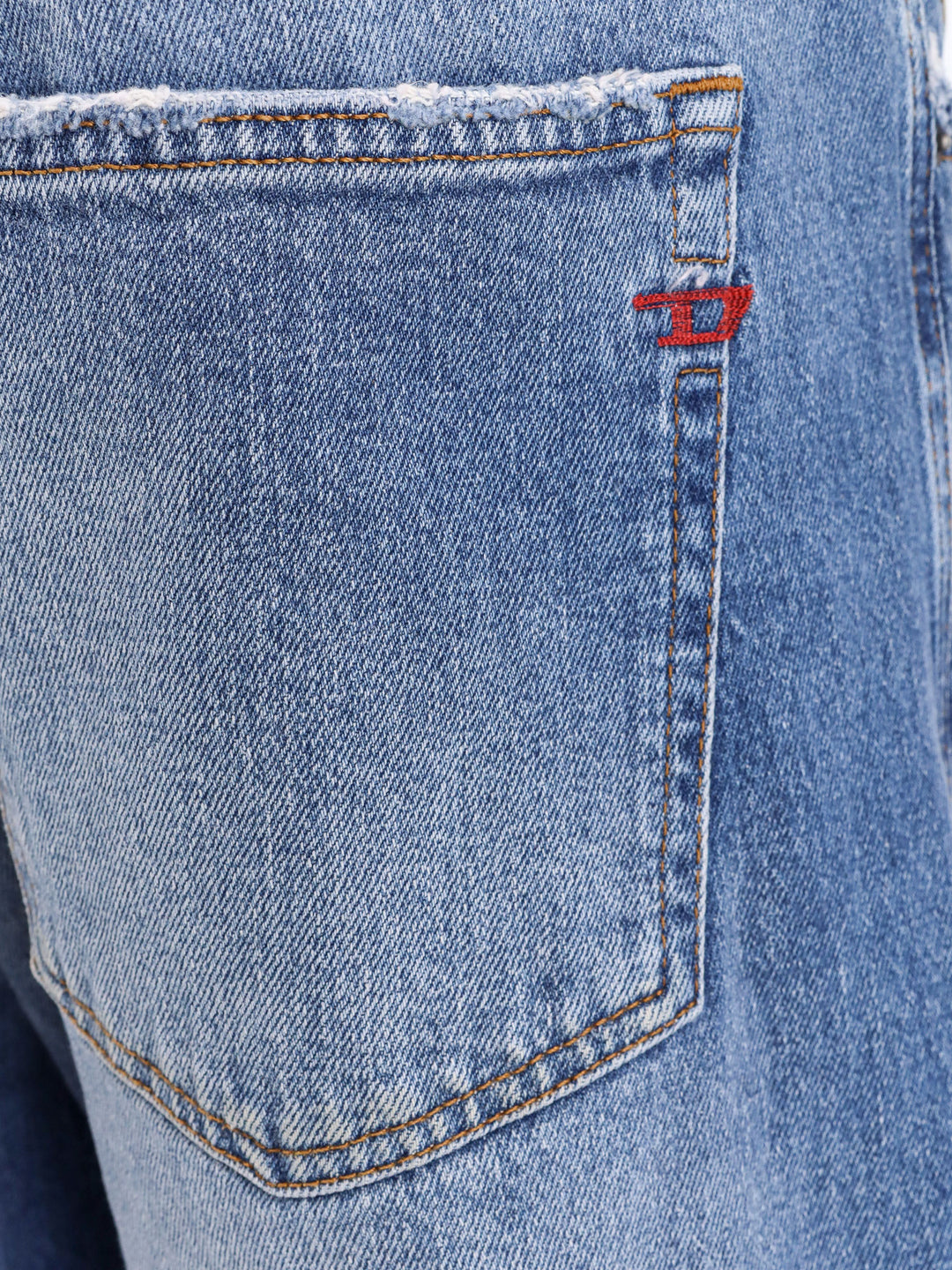 Cotton jeans with frayed profiles